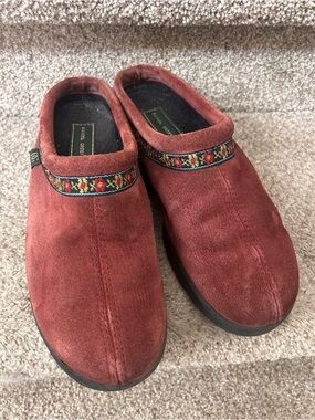 Daniel Green Suede Leather Slide Clogs with ribbon trim. SZ w 10. Gorpcore.
